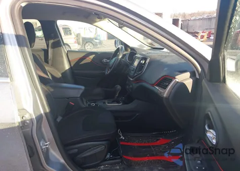 2015 Jeep Cherokee Latitude z USA, uszkodzony, nr VIN 1C4PJMCB2FW534851